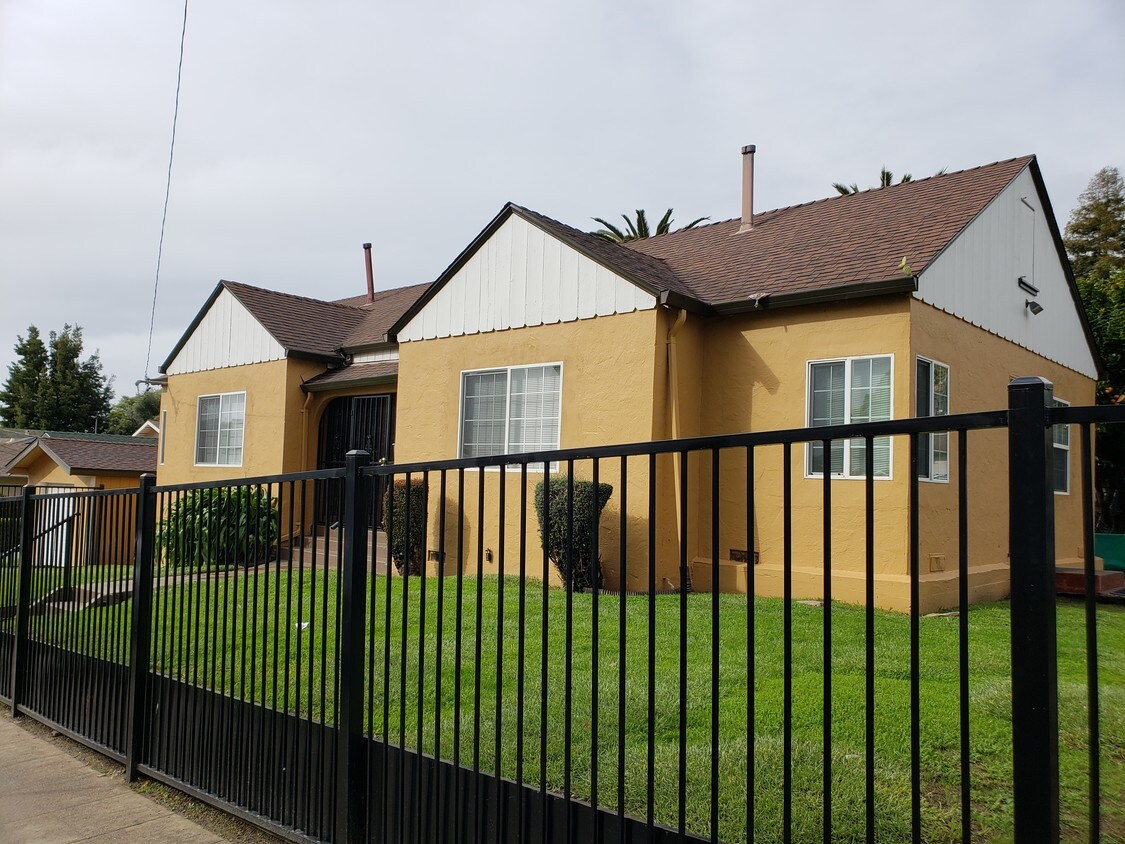 Primary Photo - 3343 72nd Ave