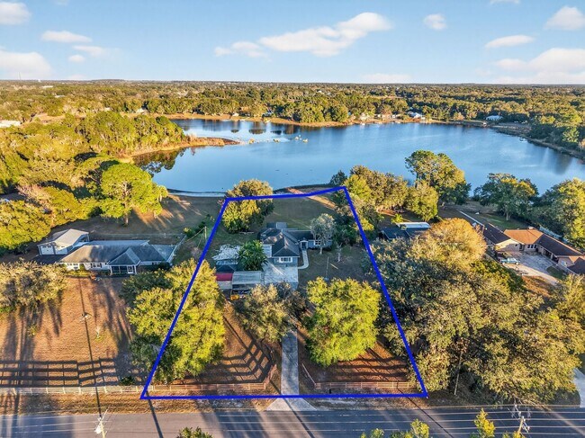 Foto del edificio - Lakefront 4-Bedroom Home for Rent in Beautiful Umatilla, FL