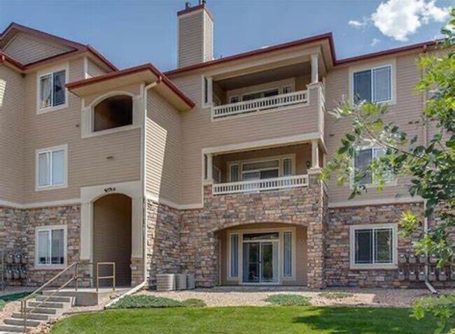 Foto del edificio - July 1st Move in! Top Floor 2 Bed / 2 Bath...