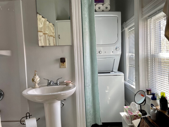 Lavadero - 401 Laurel St W