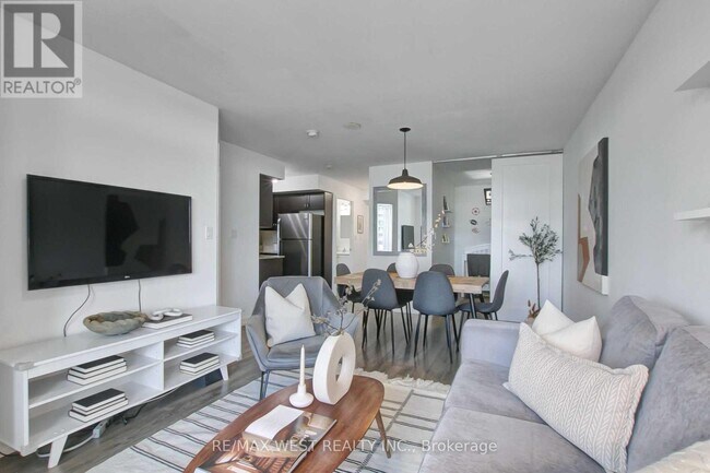 Building Photo - 816 Lansdowne Ave