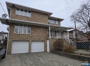 Building Photo - 495 Catherine St