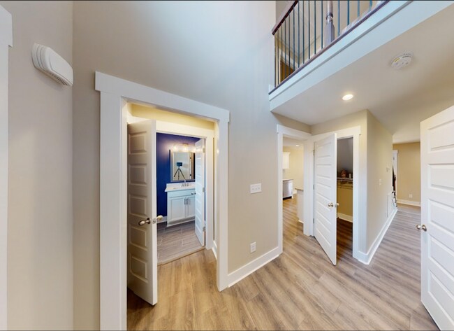 Foto del edificio - Beautifully Upgraded Home with Large Eat-In Kitchen And Spacious Primary Suite