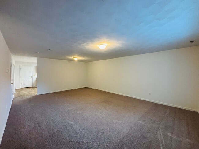 Foto del edificio - 4 Bedroom 2.5 Bath Townhouse