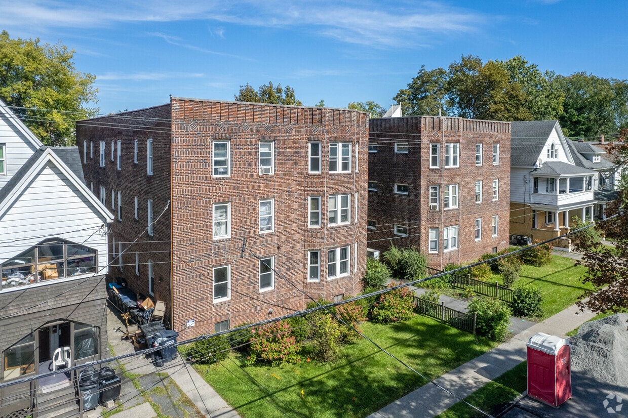 Building Photo - Newly Renovated Apartments in Pine Hills