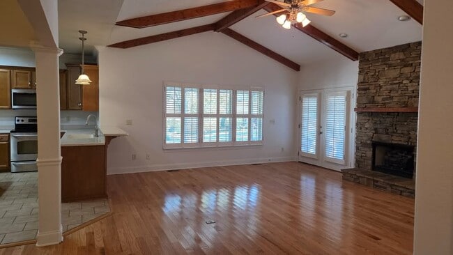 Building Photo - 324 Avenue of the Oaks