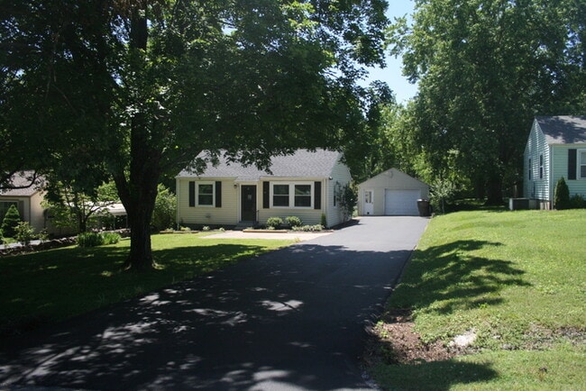 Building Photo - 2833 Colonial Cir