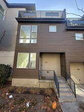 Building Photo - 1039 W Rooftop Dr