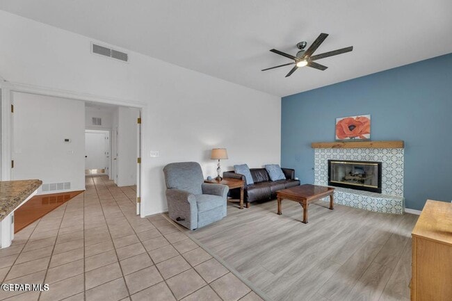 Foto del edificio - 1121 Regal Ridge Dr