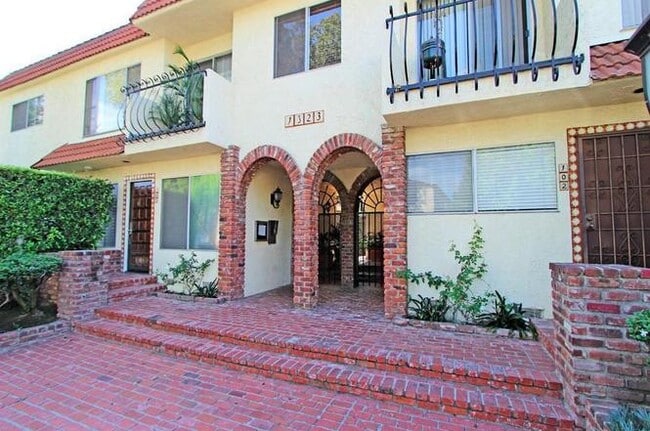 Building Photo - 1323 Carmelina S Ave