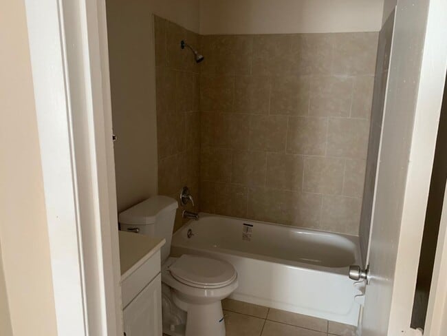 Foto del edificio - Home Available