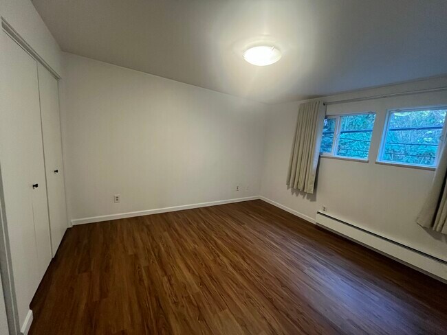 Foto del edificio - 3136 Portage Bay Plz E