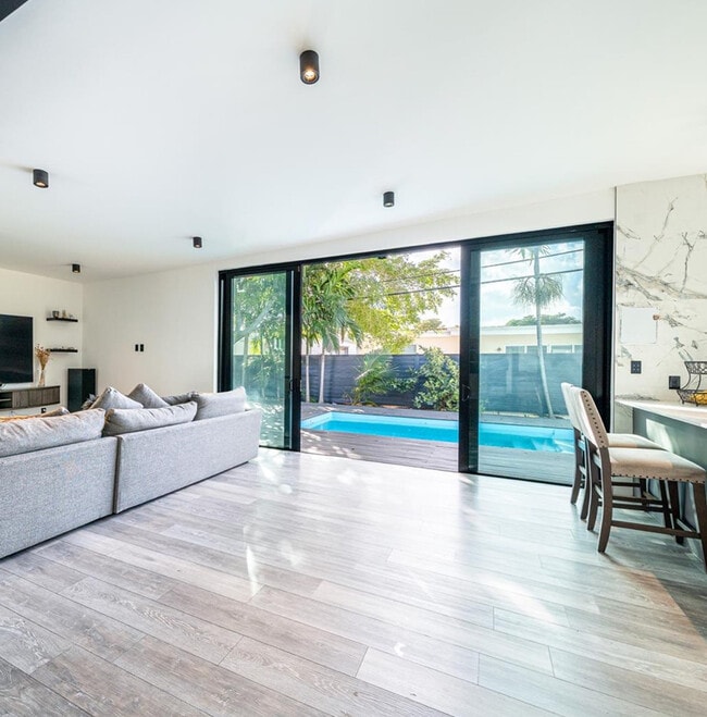 Building Photo - 19600 NE 19th Ave