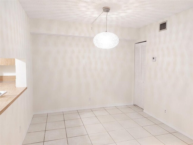 Building Photo - 409 Gardens Dr