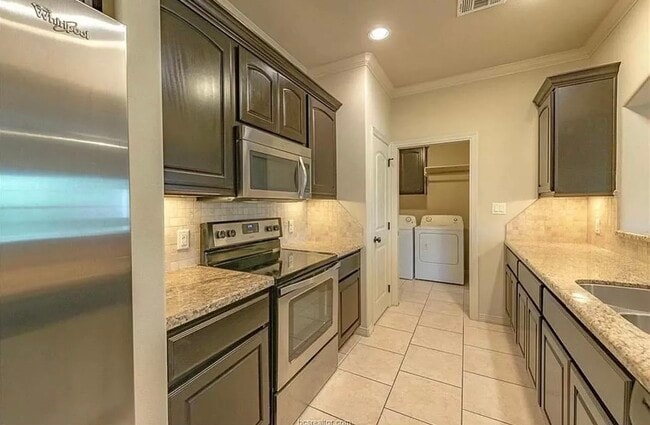 Building Photo - 1400 Crescent Ridge Dr