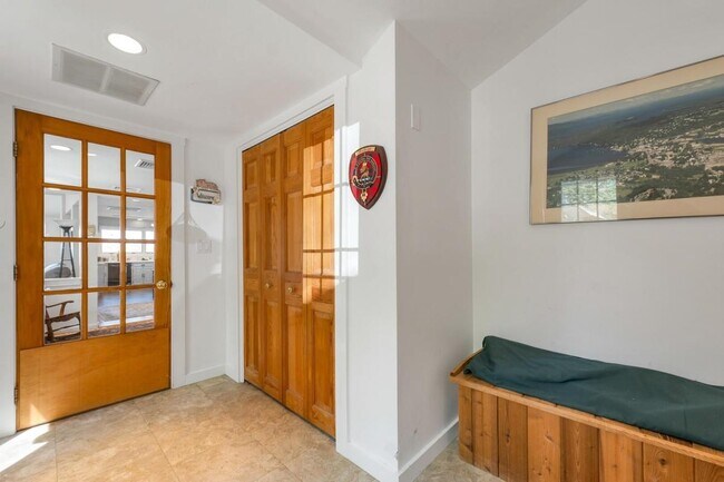 Foto del edificio - 487 Forest Rd