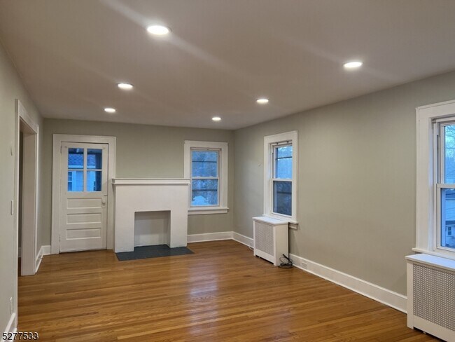 Foto del edificio - 352 Evergreen Pl