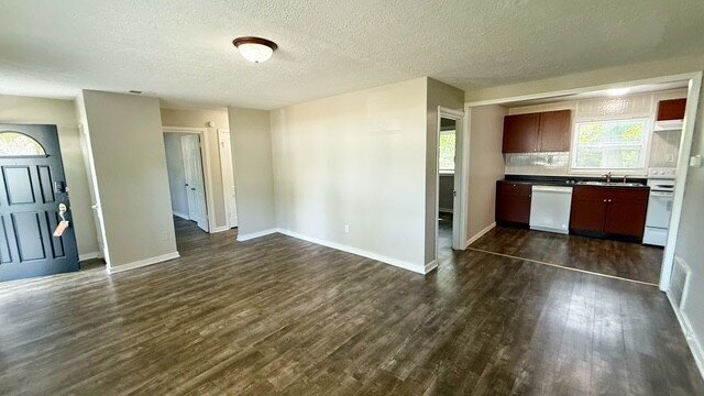 Foto del edificio - EAST - CHARMING 3 BEDROOM RANCH HOME AVAILABLE NOW!