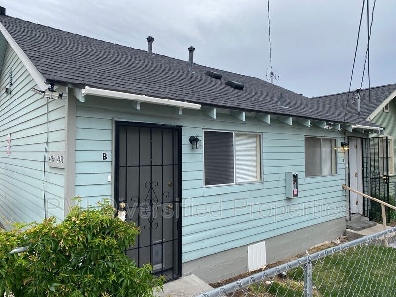 Primary Photo - 445 Roberts St