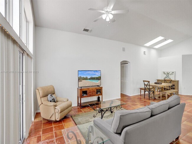 Foto del edificio - 16541 NW 5th St