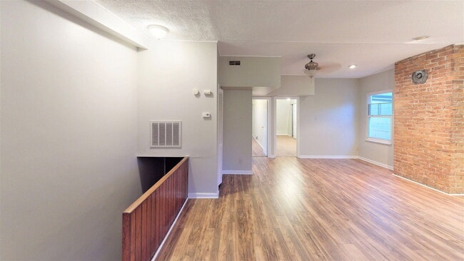 Building Photo - 2667 Bellevue Ave