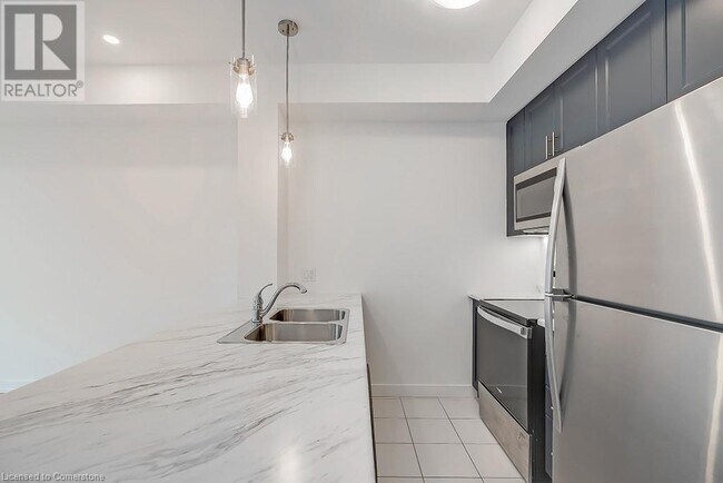 Photo du bâtiment - 450 DUNDAS STREET EAST St