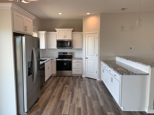 Foto del edificio - Brand New Spacious 2-Story with 3 bedrooms/2.5 bathrooms in North Lincoln