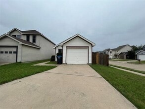Building Photo - 10745 Many Oaks Dr