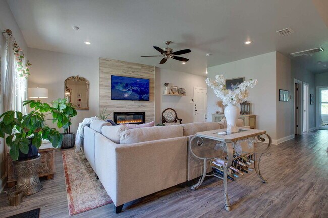 Building Photo - "Spacious 3-Bedroom Duplex Retreat on 102n...