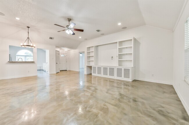 Building Photo - 515 Valley Dr
