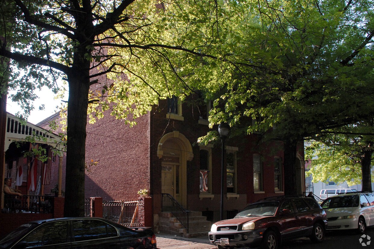 Building Photo - 232 S 6th St