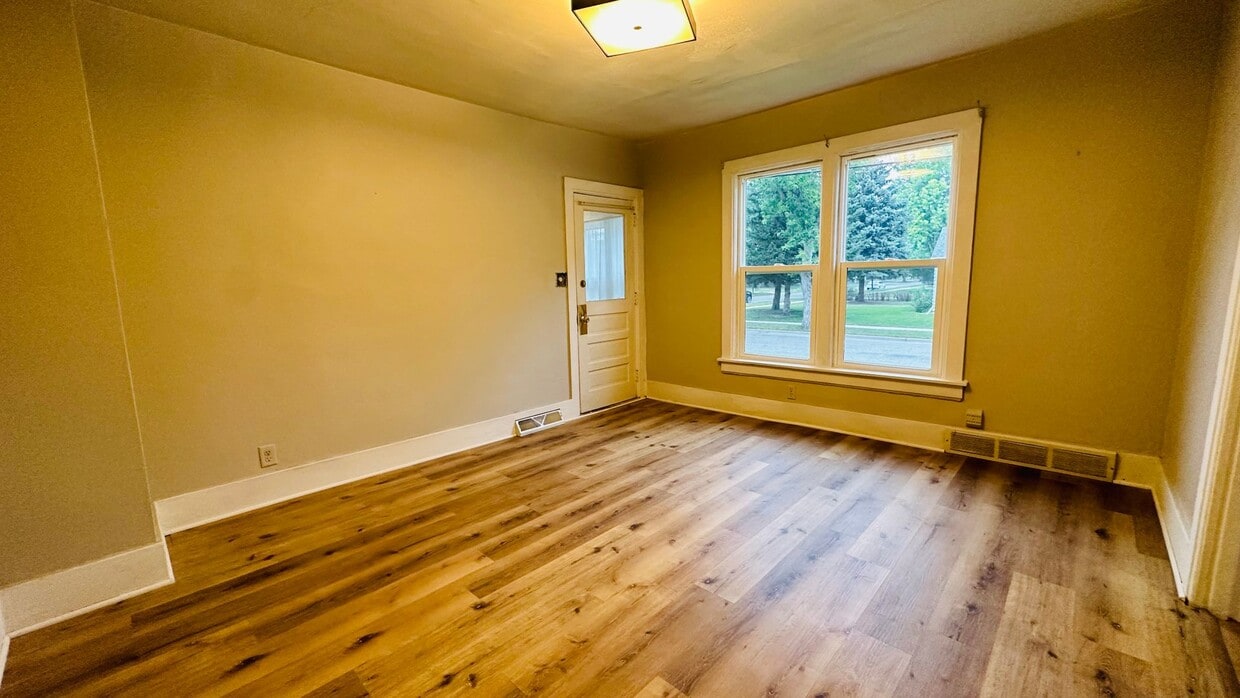 Building Photo - Newly Remodeled