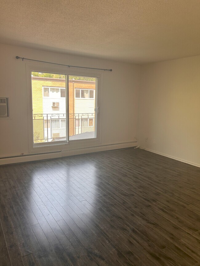Building Photo - 727 5th Ave N