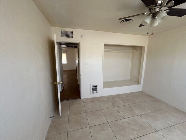 Building Photo - Spacious 4 bedroom, 2 bathroom home locate...