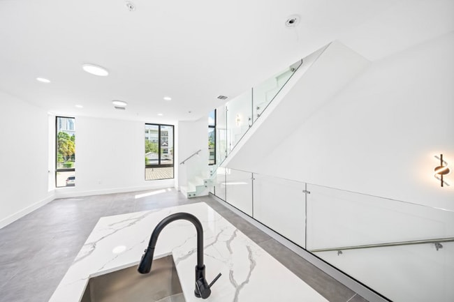 Building Photo - 526 SW 2nd St