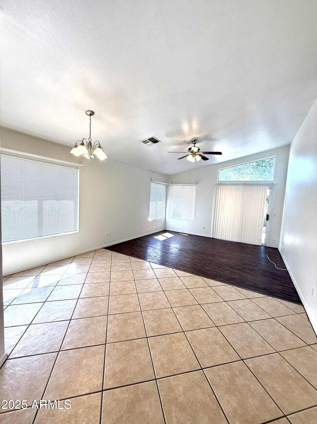 Foto del edificio - 105 S Willow Creek St