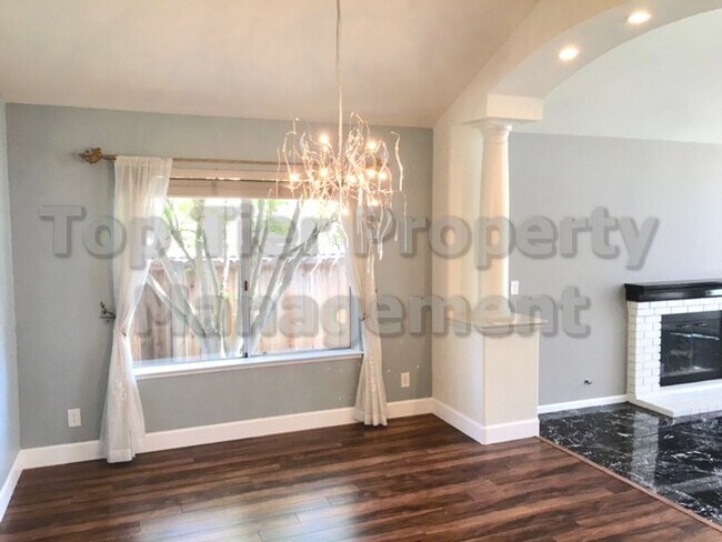 Foto del edificio - Beautiful 4 Bed / 2 Bath / 2,660 sqft Sing...
