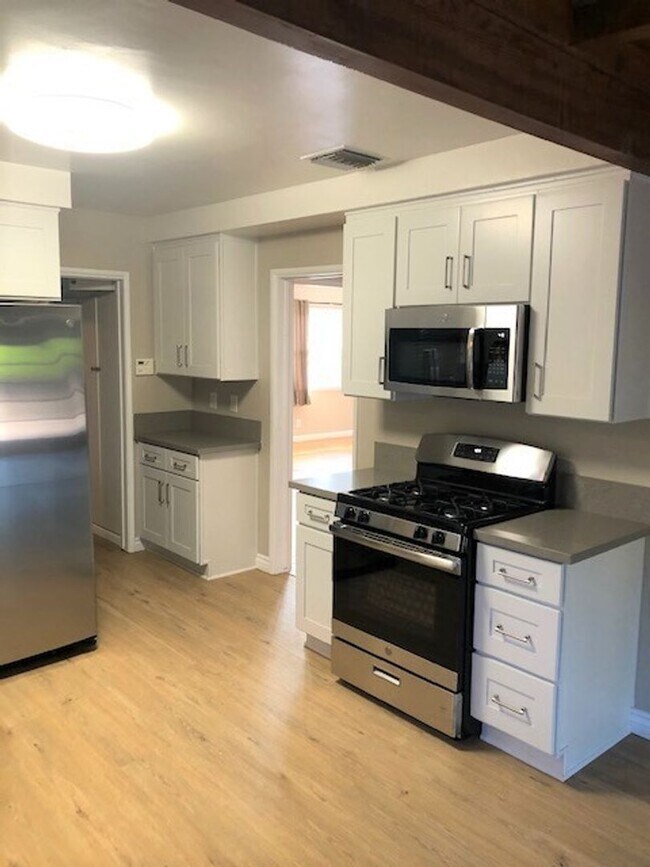 Building Photo - Charming updated 4 bedroom home on quiet s...