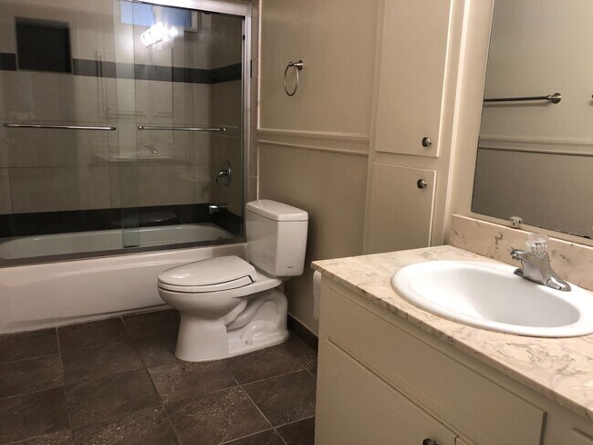Foto del edificio - 4bd/2ba - Bedroom Home with a Lap Pool! Excellent Location - Coming Soon!