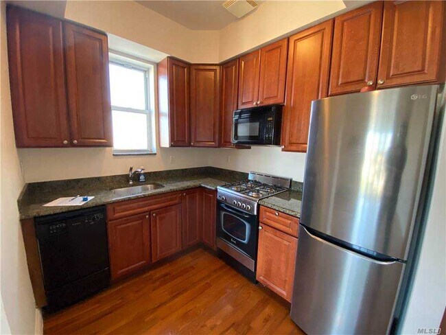 Foto del edificio - 25-25 Newtown Ave