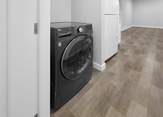 Building Photo - 1358 Erker Cres NW