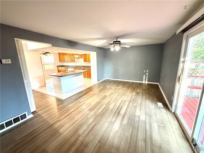 Foto del edificio - 8394A Shallowcreek Rd