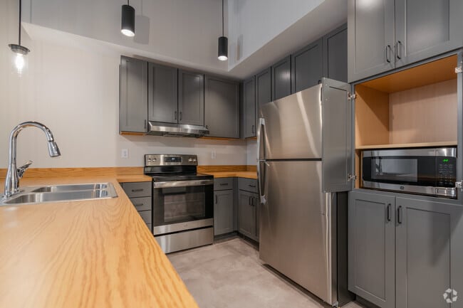 1BR, 1BA - 745SF - Kitchen - Painters Row