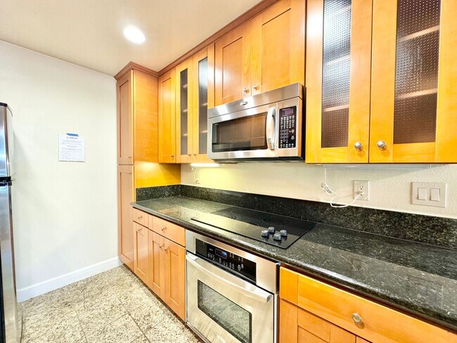 Building Photo - Beautiful 1 Bedroom/1 Bathroom Condo Locat...