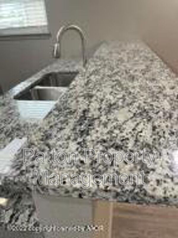 Building Photo - 102 8th St