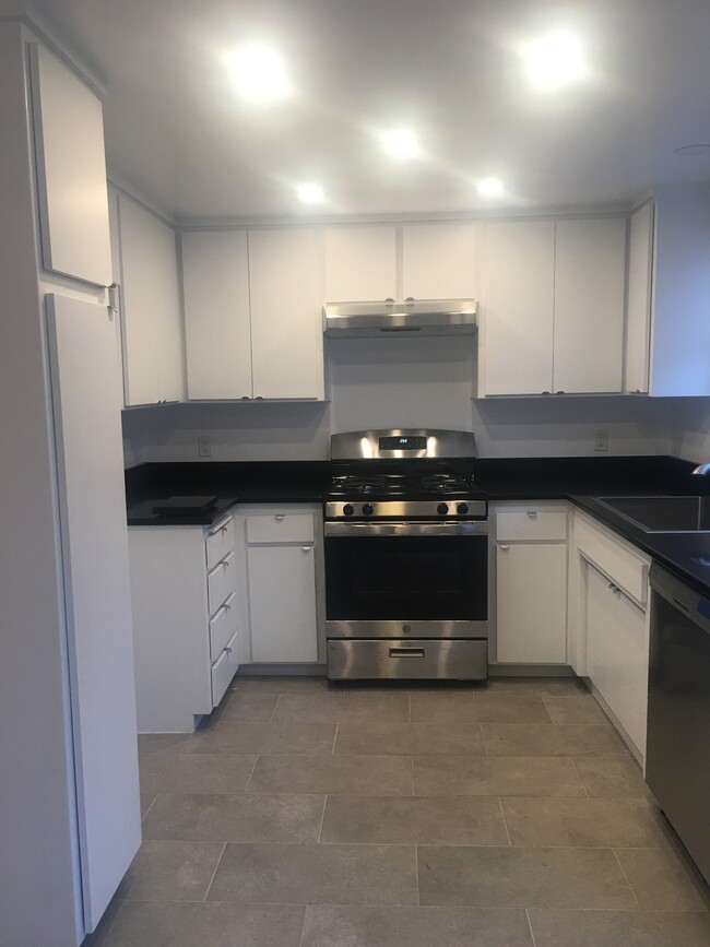 Brand new kitchen - 11008 Fruitland Dr