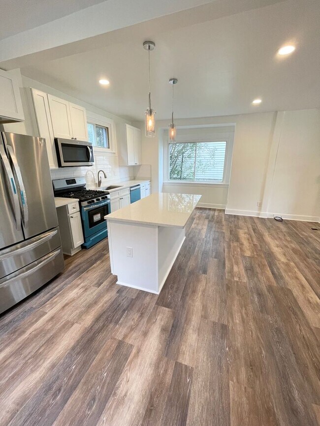 Entirely Remodeled 3 Bedroom, 1 Bathroom i... - Entirely Remodeled 3 Bedroom, 1 Bathroom i... House