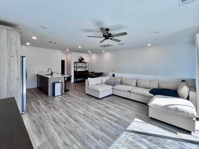 Foto del edificio - $2,295 Herndon & Peach, 2 Bedroom Townhous...
