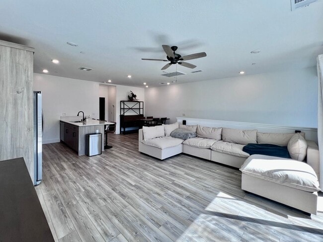 Foto del edificio - $2,395 Herndon & Peach, 2 Bedroom Townhous...