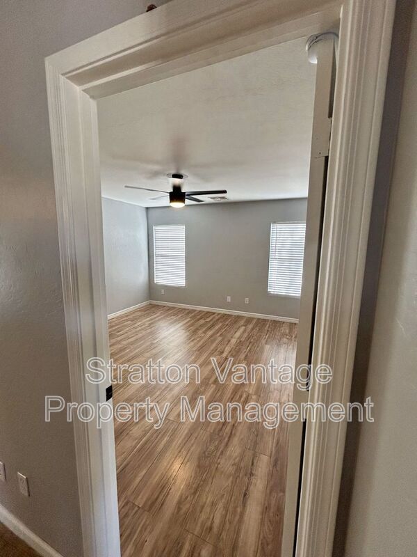 Building Photo - 12841 W Laurel Ln